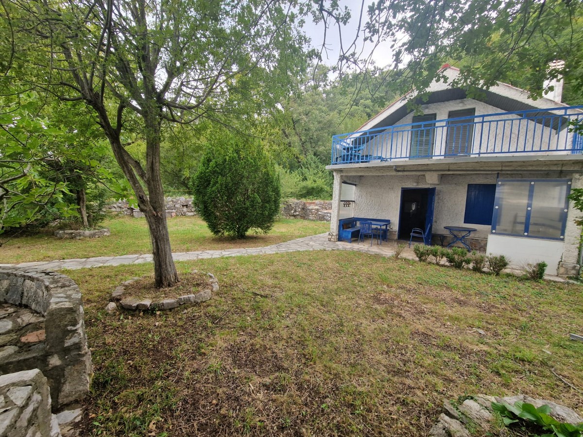 House with a Spacious Yard and Partial Sea View, Stanišići, Budva